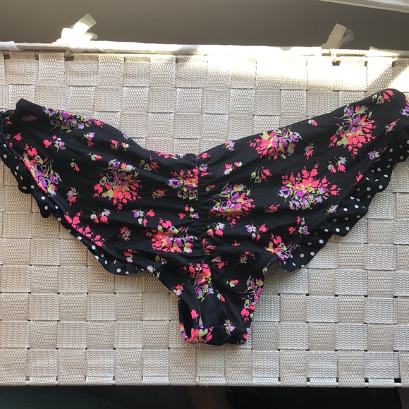 Victoria’s Secret ruffled and cheeky bikini - Picture 5 of 7